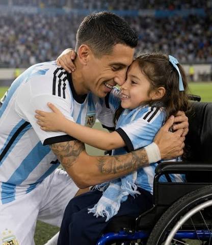 La niña solo quería que su ídolo la escuchara, pero su frase inocente  terminó convirtiéndola en la verdadera protagonista de una noche imposible  de olvidar Niña en silla de ruedas le dice