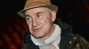 Attiré par l'aventure, il devient grand reporter et se passionne pour les peuples autochtones. Vincent Lagaf En Deuil Son Meilleur Ami Assassine Dans Des Circonstances Macabres Femme Actuelle Le Mag