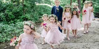 Viele angehende bräute schauen sich direkt nach der verlobung nach ihrem brautkleid um, denn. Blumenmadchen Ein Toller Auftrag Fur Kinder A D Hochzeit