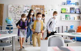 Le port du masque devient obligatoire pour les tous les adultes et les élèves à partir de 6 ans. Ecoles Protocole Renforce Port Du Masque Des 6 Ans Ce Qui Attend Les Enfants A La Rentree Actu
