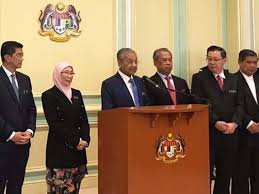 Kami menemukan gaji menteri lebih rendah dari pegawai negeri berpangkat tinggi. Gaji Menteri Malaysia Dipotong Karena Utang 65 Dari Pdb Joss Co Id