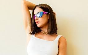 In 1998 she directed the movie disco (with the supporting actress miriam) on her very first project — lampro. Deborah Secco Changes Her Hair After The End Of The Save The Date Recordings Entertainment Prime Time Zone