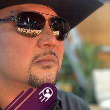 What are some recommendations for delicious chicken and waffles?