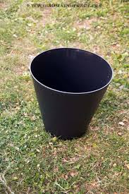 Customiser Un Pot De Fleurs En Plastique Avec L Effet Ciment Action En 2020 Pots De Fleurs En Plastique Customiser Des Pots De Fleurs Fleur En Plastique