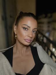 Bonsoir d'une infirmière française 🇫🇷 Tu acceptes ma demande d'ami ???