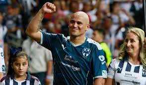 Humberto andrés suazo pontivo, nicknamed chupete, is a chilean professional footballer who plays as a striker for deportes la serena. Futbol Todo Vuelve Del Retiro Venados De Mexico Le Ofrecio A Humberto Suazo Volver A Jugar Futbol Todo