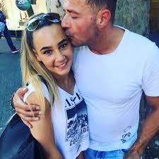 refrain mutter, mutter mutter, mutter mutter, mutter mutter, mutter. Papa Willi Bei Promis Unter Palmen Alessia Herren Stolz Promiflash De