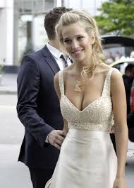 Michael bublé's wife, luisana lopilato, is passionately defending her husband after some fans expressed concern for her due to instagram . Luisana Lopilato Gentlemanboners