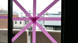 窓ガラスに養生テープは逆効果!?｜台風への備えについて – 足立硝子｜ガラス工事.com