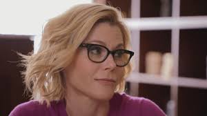 These styles are perfect for oblong face shaped women like you. Exclusive Julie Bowen Learns Her Ancestors Fought To End Slavery On Who Do You Think You Are Watch Entertainment Tonight