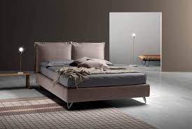 La caratteristica di questo letto risiede nella testiera composta da due ampi e soffici cuscini , che, oltre ad offrire un comodo appoggio per la schiena, decorano con gusto la sottile testiera imbottita. Letto Contenitore Piede Alto Modello Desiderio Arredamento Zona Notte Letti Letti Imbottiti