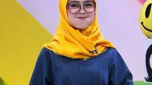 Sweater rajut lagi hits banget belakangan ini. Deretan Kontroversi Ria Ricis Sebelum Pamit Dari Youtube