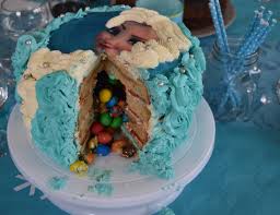 Mélangez le sucre avec 2 œufs entiers et 4 jaunes d'œufs. Gateau Reine Des Neiges Pinata Cake Maman Ca Deborde