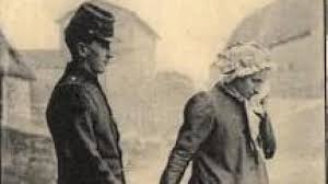 Je n'aime pas la vieille dame qui donnait des leçons et qui avait fini par ressembler à une vieille actrice de boulevard. Les Femmes Dans La Grande Guerre En Exposition Ce Lundi A Warvillers