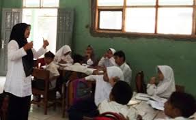 Mengajukan pertanyaan, tanya jawab, berdiskusi tentang informasi yang belum dipahami, informasi tambahan yang ingin diketahui, atau. Langkah Langkah Pendekatan Saintifik Model Pembelajaran Saintifik Pendidikan Kewarganegaraan Pendidikan Kewarganegaraan