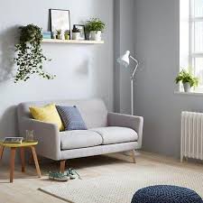 Ruangan tersebut memiliki fungsi untuk menghangatkan anggota rumah saat bertukar cerita, sehingga kamu harus memilih sofa yang nyaman. Rumah Minimalis Ini Tips Memilih Sofa Untuk Ruang Tamu Kecil