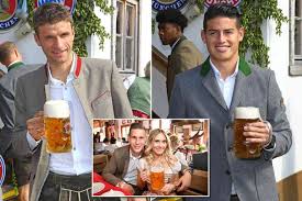 Alle infos zur wiesn in münchen: Cheers Bayern Munich Stars Don Lederhosen As They Party At City S Oktoberfest Celebration Mirror Online