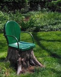 Ein Unansehnlicher Baumstumpf Ein Metallstuhl Mit Einem Gebrochenen Bein Ein Baumstumpf Einem Gebrochenen In 2020 Garden Seating Metal Chairs Garden Chairs