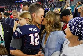 Maya brady of the ucla softball team is tom brady's niece. Tom Brady Poses With Entire Family After Super Bowl Win Daily Mail Online