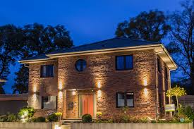 neben der schonen optik bieten beleuchtete hauser auch mehr sicherheit z b vor einbrechern setzen sie ein highlight in ihrer strasse und informieren sie sic