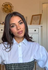 Myra Dow's Instagram, Twitter & Facebook