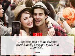 Frasi simpatiche sull'amicizia l'amicizia si coltiva grazie a piccoli gesti affettuosi, al sostegno reciproco e alla presenza immancabile dell'altro, quando uno dei due ne ha bisogno. Giornata Mondiale Dell Amicizia 13 Frasi Di Canzoni Famose Da Dedicare Ai Tuoi Amici