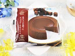 ファミマ新商品！超濃厚生チョコがたっぷり詰まった「生チョコを使ったチョコケーキのバウム」をレビュー！｜るるぶ&more.