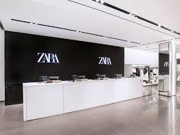 أثارت فانيسا بيريلمان، المصممة الرئيسية لعلامة الملابس الإسبانية الشهيرة زارا (zara)، جدلا كبيرا بعد أن أدلت بتعليقات كراهية ضد الفلسطينيين في محادثة مع عارض. Zara Has Secret Test Stores Photos