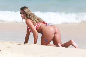 Resultado de imagem para mulheres gostosas na praia imagens