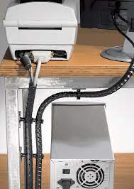 Wenn sie unter ihren schreibtisch geschaut haben und endlich genug von kabelschlangen haben, können sie sich hier wie folgt organisieren: Wie Wird Kabelsalat Im Buro Und Zuhause Am Besten Beseitigt