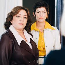 Emilie Gavois Kahn Les Petits Meurtres D Agatha Christie Qui Est La Comedienne Qui Incarne La Commissaire Annie Greco Femme Actuelle Le Mag