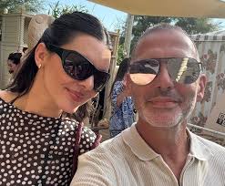 Kendall Jenner com um admirador em um restaurante em Saint-Tropez, na  França, hoje