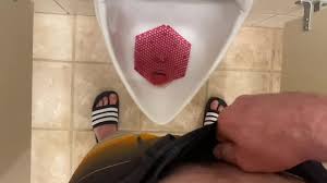 ORINAR EN UN BAÑO PÚBLICO DE HOMBRES