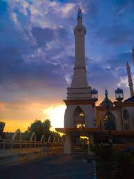Pemandangan tersebut akan terlihat semakin indah jika di sekitar danau dihiasi dengan pohon, bunga, dan pemandangan dari bukit atau pegunungan. Menara Masjid Di Sore Hari