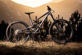 ¡la pintura graphite blue hacen de esta clash una bici atemporal y original! Commencal 2021 Clash Origin Slate Grey 2021
