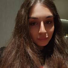 Ariana Grande reacts to an interviewer who says he met his partner and 95%  of his friends through the arianator fandom.