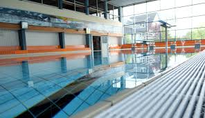 The pool hall has an exceptionally transparent concept with large glass elevations and wide canopies in a modern architectural style. Hallenbad Hat Wieder Geoffnet Lokalklick Eu