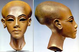 Portrait en pierre calcaire d'une des filles d'Akhenaton et de Néfertiti. Période  amarnienne, XVIIIe dynastie, vers 1345 avant JC, aujourd'hui exposée au  Musée égyptien de Berlin [3009x1979] : r/ArtefactPorn