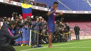 ¿cuánto tiempo será baja el defensa colombiano? Barcelona Yerry Mina Steps Out Barefoot During Unveiling As Com