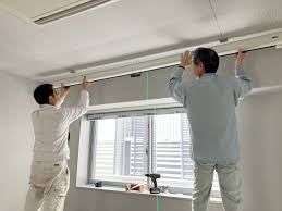 天吊プロジェクタースクリーン取付工事 - 大阪オフィス内装工事.com