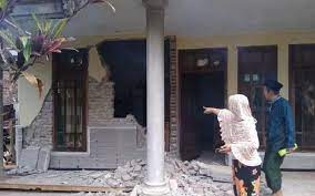 Gempa susulan malang bermagnitudo 5,5. Gempa Magnitudo 6 7 Rusakkan Sejumlah Rumah Di Malang