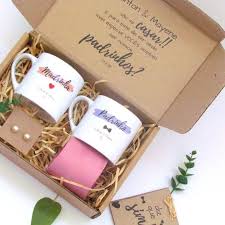 Si estás preparando el bautizo de tu peque y ya tienes en mente quienes serán sus padrinos. 7 Ideas De Regalos Regalo Padrinos Bautizo Bautizo Padrinos Propuesta De Padrinos