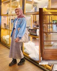 Fashionable young woman jeans korean traditional stock photo edit. 9 Ide Padu Padan Style Hijab Ala Korea Ayana Moon Sampai Rani Hatta