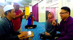 Syahadah tauhid melafazkan syahadah mestilah dengan mahraj huruf hijjah'iyah yang tepat dan betul. Hati Saya Betul Betul Tenang Lepas Lafaz Kalimah Syahadah Video 5 Sekeluarga Tekad Peluk Agama Islam Lepas Khalifah Media