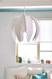 Cette Suspension Blanche En Metal Au Design D Inspiration Annee 70 S Accordera Parfaitement Dans Votre Salon Tendance Scandinave Castorama Tendance Deco Deco