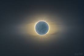 Menurut pengertiannya, gerhana matahari adalah peristiwa di mana posisi bulan segaris dan berada di antara. 3 Jadwal Gerhana Bulan Matahari Sepanjang Tahun 2021