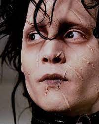 Wenn du dich als edward mit den scherenhänden verkleiden möchtest, dann wirf einen blick auf unseren onlineshop. Darkened Rooms Presents Edward Scissorhands At Castell Coch On Sun 2 Feb And Caerphilly Cast Edward Scissorhands Edward Scissorhands Costume Tim Burton Movie