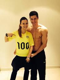 Robert lewandowski wspomina początki kariery. Robert Lewandowski Celebrates His 100th Goal As A Borusser With His Wife Anna Lewandowska Borussia Dortmund Wallpaper Robert Lewandowski Borussia Dortmund
