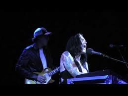 Beth Hart Joe Bonamassa I Ll Take Care Of You Beth Hart And Joe Bonamassa I Ll Take Care Of You Echoplex 9 19 11 Youtube Blues Rock Music People Play That Funky Music