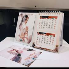 Jika berbentuk kalender meja maka kita harus membagi ukuran tinggi kertas menjadi 3 bagian yang terdiri dari bagian depan 110 mm. Jual Kalender Meja Kalender Duduk Murah Free Desain Langsung Jadi Online Maret 2021 Blibli